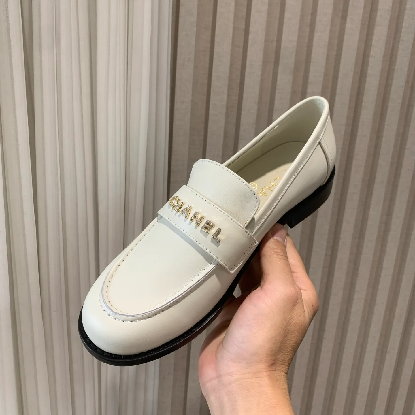 👟👟Ex-factory price 640👟👟 🍀2025 spring and summer new Chanel Chanel small diamond buckle monogram Loaf lazy half-slippers, which can be worn all year round. No matter when you wear them, they are very high-end and durable. When shopping, you can attract attention on the street! Easily travel between commuting and leisure occasions, becoming a carefree fashionable and elegant woman~ Upper: cowhide/butter Lining: lambskin Sole: Italian genuine leather outsole Size: 35-39 (40/41 customized, non-refundable and non-exchangeable 👉